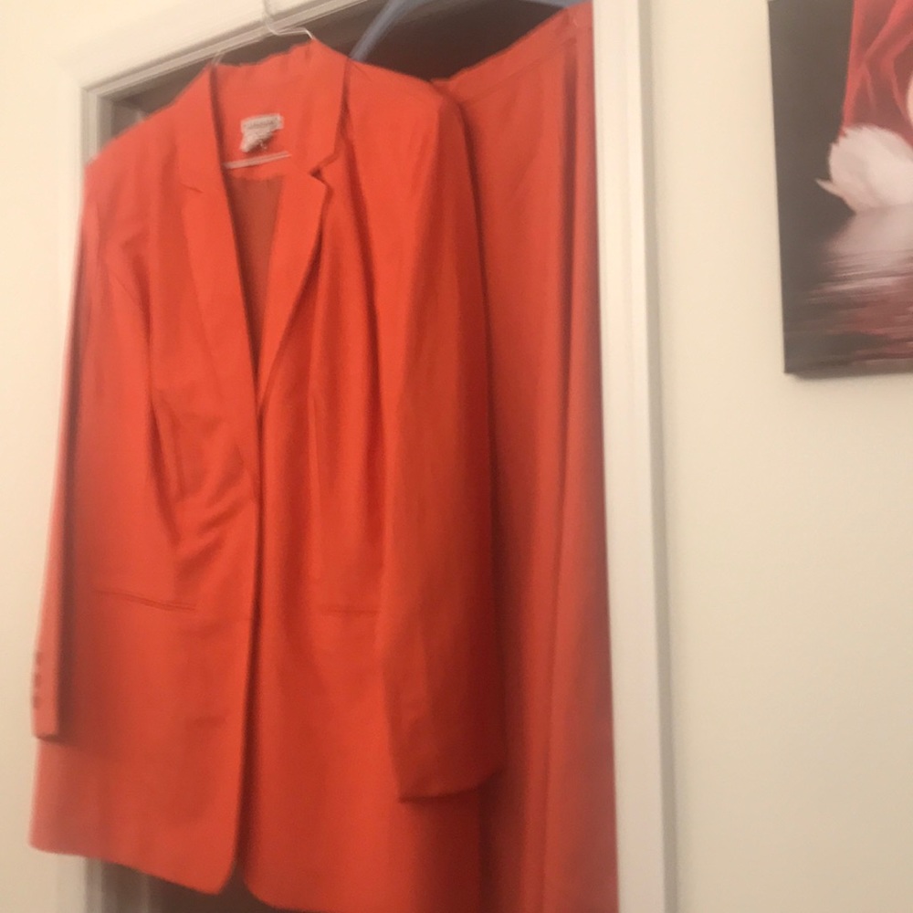 Skirt suit